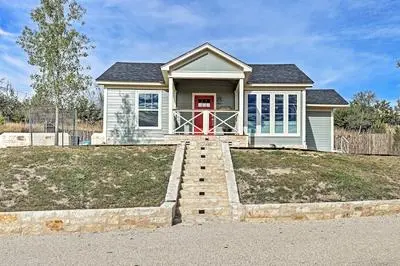 Comfy Hill Country Haven w/ Private Hot Tub!