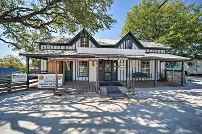 Pet-friendly Harper Farmhouse w/ Large Deck!