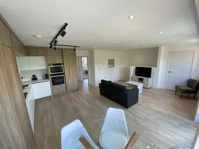 Lovely 2 Bedroom Flat with Parking