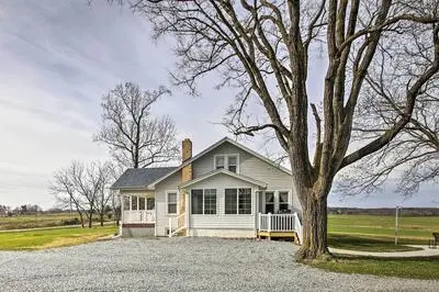 Farm-style Ste. Genevieve Retreat w/ Fire Pit!