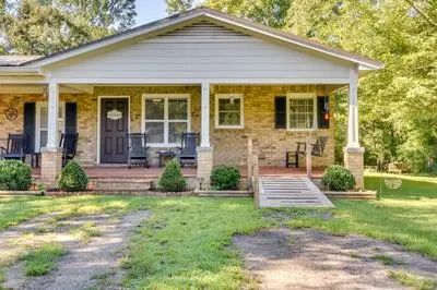 Charming Duplex: 12 Mi to UGA & Sanford Stadium!