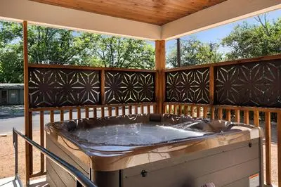 Camp Fred With Firepit and Hot Tub