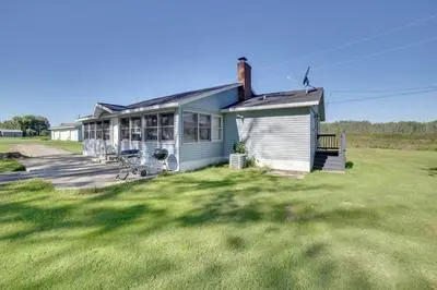600' of Green Bay Frontage & Dock: Cozy Cottage