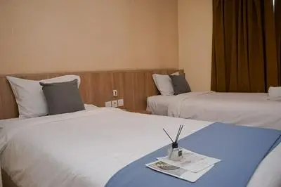 Warm and Minimalist Studio (No Kitchen) at Great Western Apartment