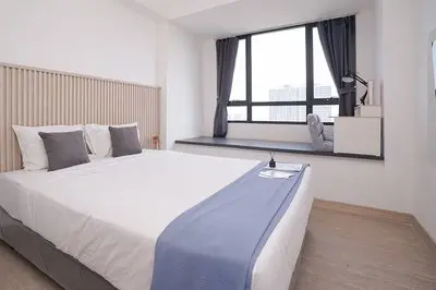 Fully Furnished and Homey Studio Collins Boulevard Apartment