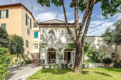 La Casina in Lucca With 2 Bedrooms and 3 Bathrooms