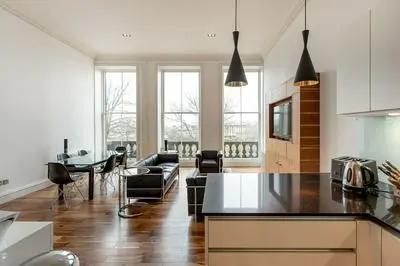 JOIVY Location, Location! North Bank Street Luxury Apt