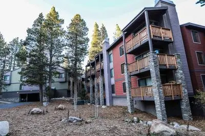 Summit 211 Spacious and Clean, Private Balcony, On Free Shuttle Route by RedAwning