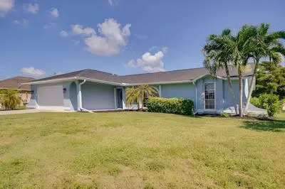 Centrally Located Cape Coral Oasis: Pool + Lanai
