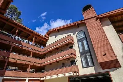 Bridges 105 Pet-Friendly. Ski-in Ski-out Condo with Beautiful Mountain Views and Private Washer Dryer by RedAwning