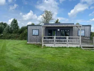 Friesland Chalet Near the Watershore