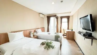 Modern Minimalist Studio (No Kitchen) At Great Western Apartment