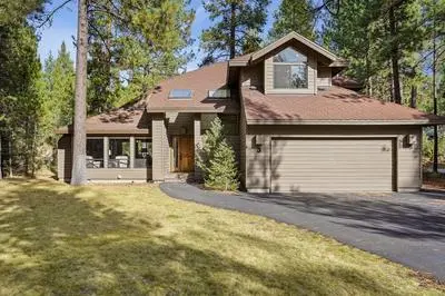 3 Tumalo Home with Wood Burning Stone Fireplace, Hot Tub, and BBQ on the Deck by RedAwning
