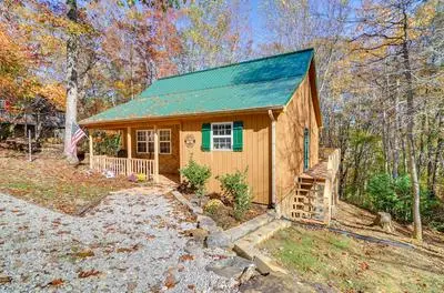 Burnside Resort Cabin w/ Hot Tub & Outdoor Spots!