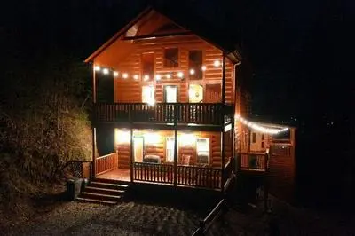 Beautiful Cabin w hot tub Sauna Pool Table