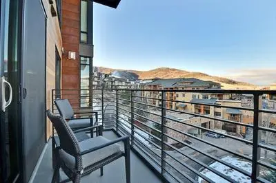 Modern 1BR Residence in Canyons Village Ski in/out by RedAwning