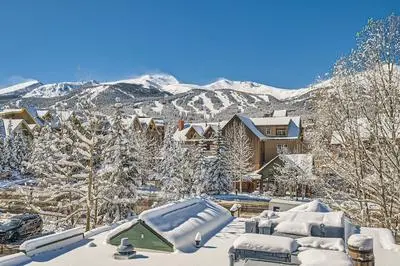 Top Floor Unit Best Location Alpine 303 Condo near to city attractions by RedAwning