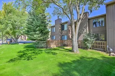 Flagstaff Townhome w/ Private Deck & Grill!