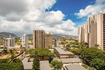 Waikiki Banyan - Moutnain View Tower 2 Suite 1205