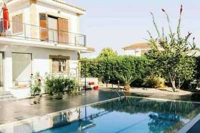 Villa for 9 Guests, Pool, Parking, Walk to Beach