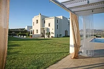 Beautiful 4-bed House With Private Pool in Naxos