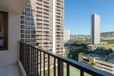 Waikiki Banyan - Pool View Tower 1 Suite 1501
