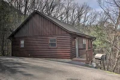 Hidden Springs Cabin w/ Hot Tub, 2 Mi to Dollywood