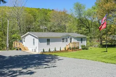 4 Mi to Delaware River: Callicoon Retreat w/ Deck!