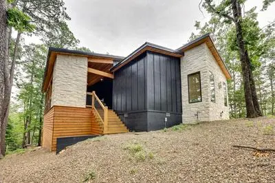 Stunning Cabin w/ Hot Tub, 1 Mi to Broken Bow Lake