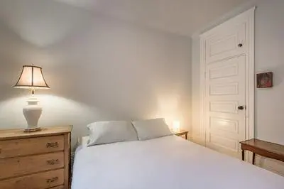 Beautiful Vintage 2BR- Heart Of Downtown