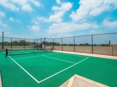 Prime Soco 2BR King Suite w Gympickleballlaundry