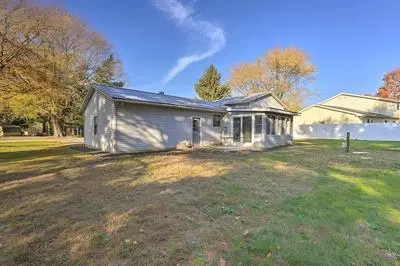 Granger 'hedge House' w/ Sunroom & Yard Games