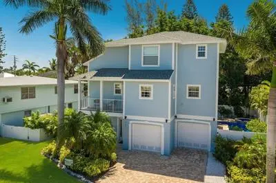Fanta Sea 4 Bedroom Home by RedAwning