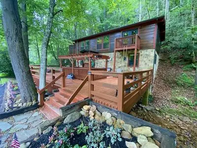 Creeksong Hollow 2 Bedroom Cabin by RedAwning