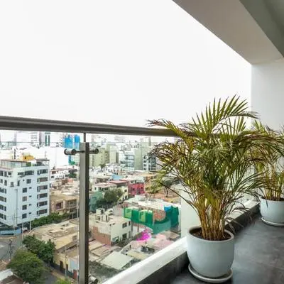 w Amazing 3BR With Balcony in Miraflores