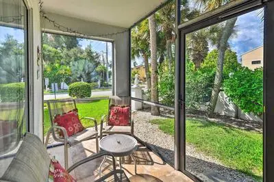 Tropical Sarasota Condo < 1 Mile to Beach!