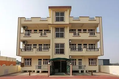 OYO 9878 Home Cozy 3BHK Geetanjali Hospital