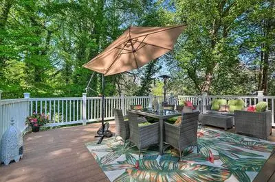 Adorable Beach Cottage w/ Hot Tub & Tropical Bar!