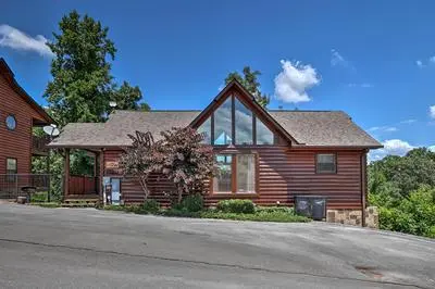 1 Mi to Dollywood: Quiet Cabin w/ Hot Tub!