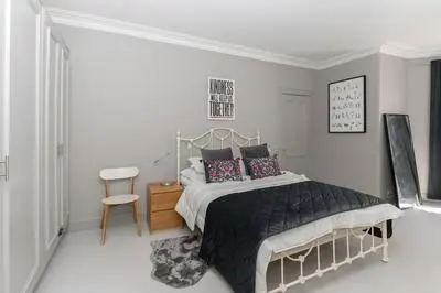 Beautiful & Bright 2BD Flat - Haymarket