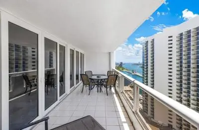 Sunny and Spacious 2 Bedroom Condo on the Bay