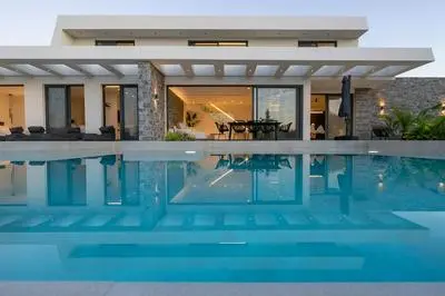 Aethra Grand- Luxury 5-bed Villa 850m From Beach