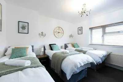 House-sleeps7-parking-garden-petfriendly