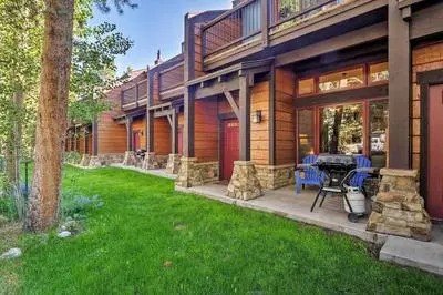 Breck Townhome w/ Balcony: Walk to Ski Lifts!