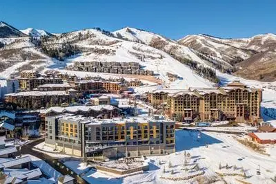 1674 Captain Molly's Hideout! Walk To Slopes! Hottub Pool! 3 Bedroom Condo