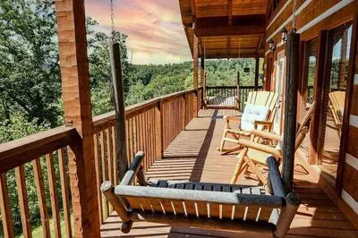 A-bluff & Beyond 2 Bedroom Cabin by RedAwning