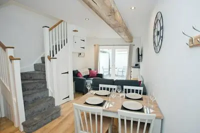 2br-central-15minwalktobeach-freeparking-wifi