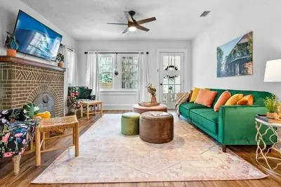 Newly Renovated Whimsical Cottage 2 Beds Hot Tub