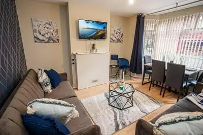 Charming 4-bed House in Nottingham Sleeps 7