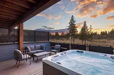 Sleeps 20, 4 Units 10bdr, Hot Tub, Near Old Bend + DT Aerie by Avantstay